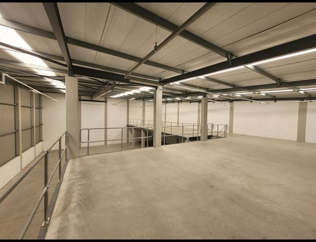 608M² WAREHOUSE TO LET IN STIKLAND INDUSTRIAL